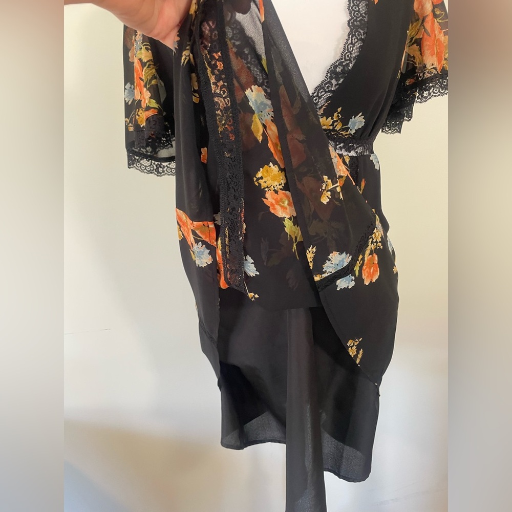 Black Floral‎ Laced Mini V- Neck Dress - Picture 3 of 9